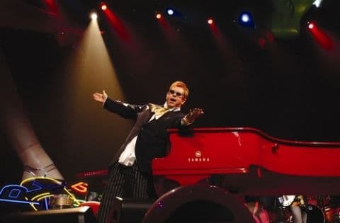 Sir Elton John tar med sig Vegas