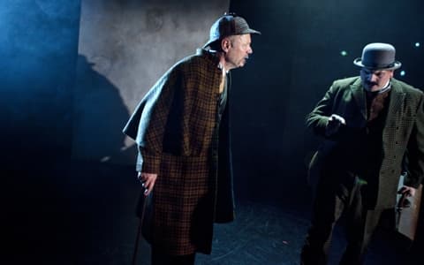 Morden på Bäverns gränd tar Sherlock Holmes till Stadsteatern