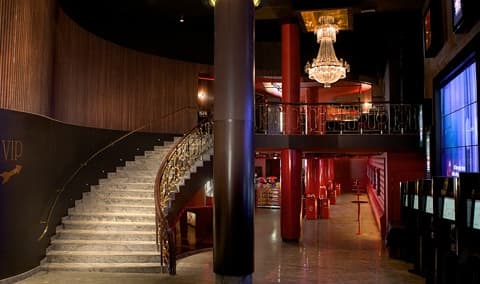 Bar, bistro och vip-balkong på nya lyxiga Rigoletto