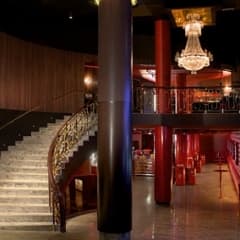 Bar, bistro och vip-balkong på nya lyxiga Rigoletto