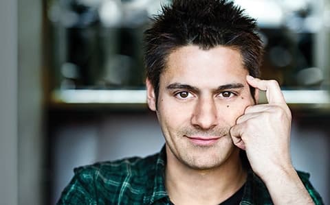 Internationella stand up-komikern Danny Bhoy gör soloturné i Sverige