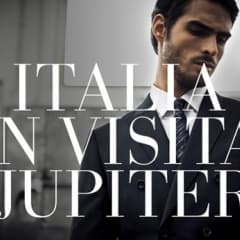 Italiensk afton med kostymer och motorcyklar på Jupiter