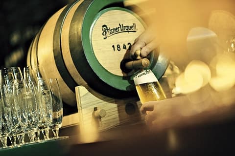 Pilsner Urquell firar 171 år – erbjuder konsumenter färsk öl direkt från Plzen
