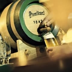 Pilsner Urquell firar 171 år – erbjuder konsumenter färsk öl direkt från Plzen