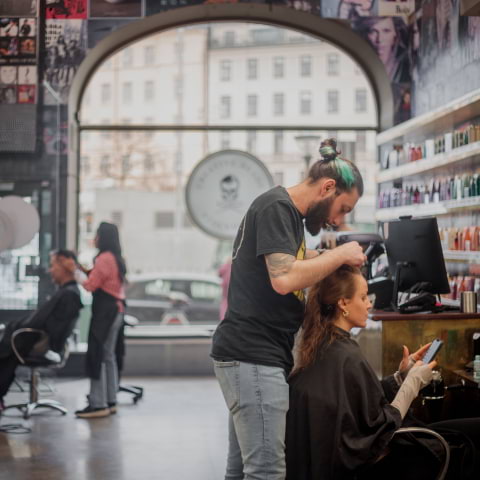 Frisörer som är bra på hårförlängning i Stockholm