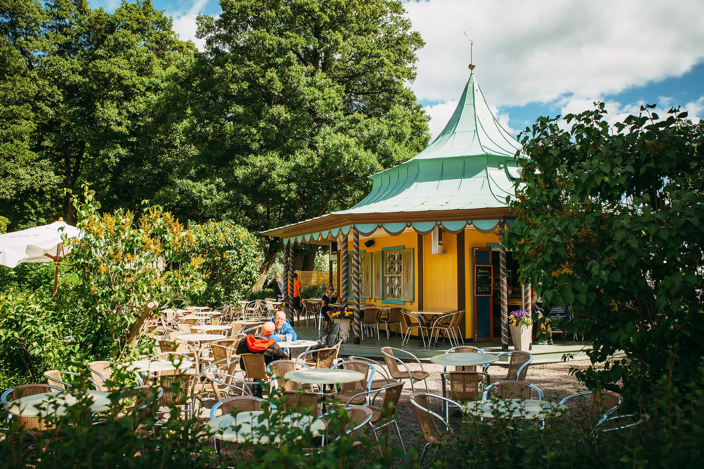 Charming caf&eacute;s in green, leafy surroundings