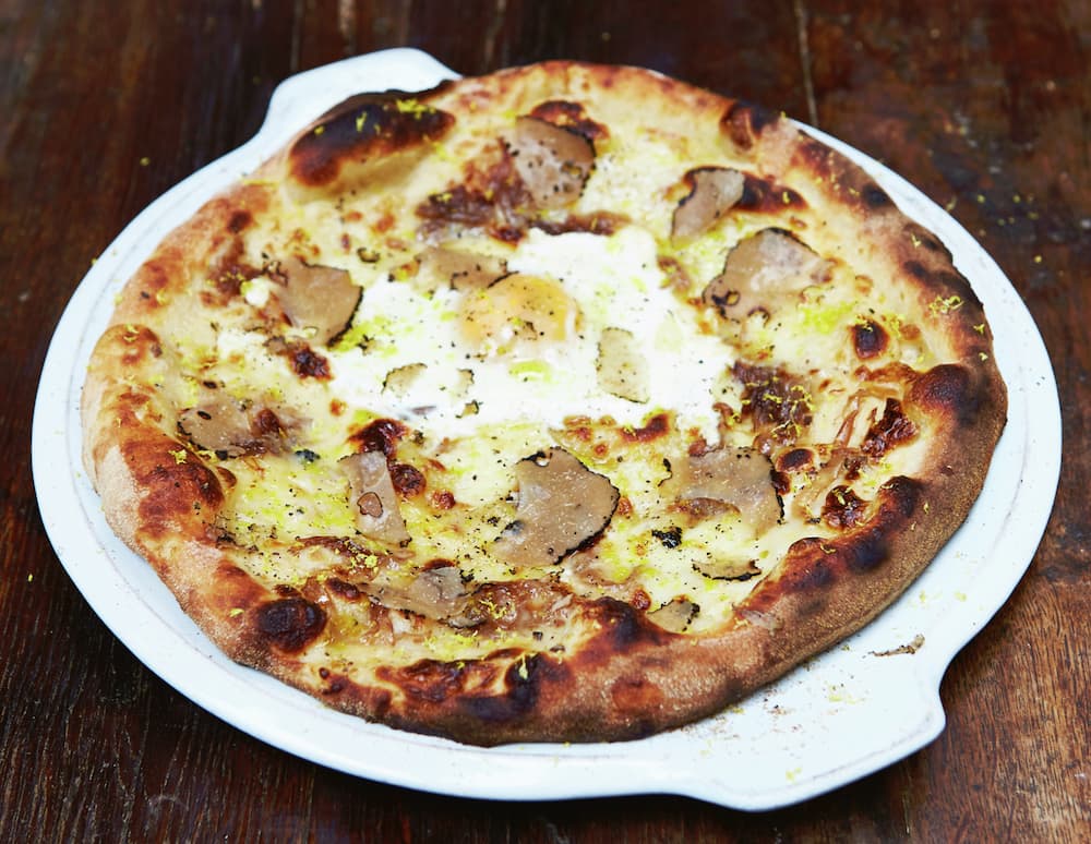 Jamie's Italian bakar surdegspizza med tryffel