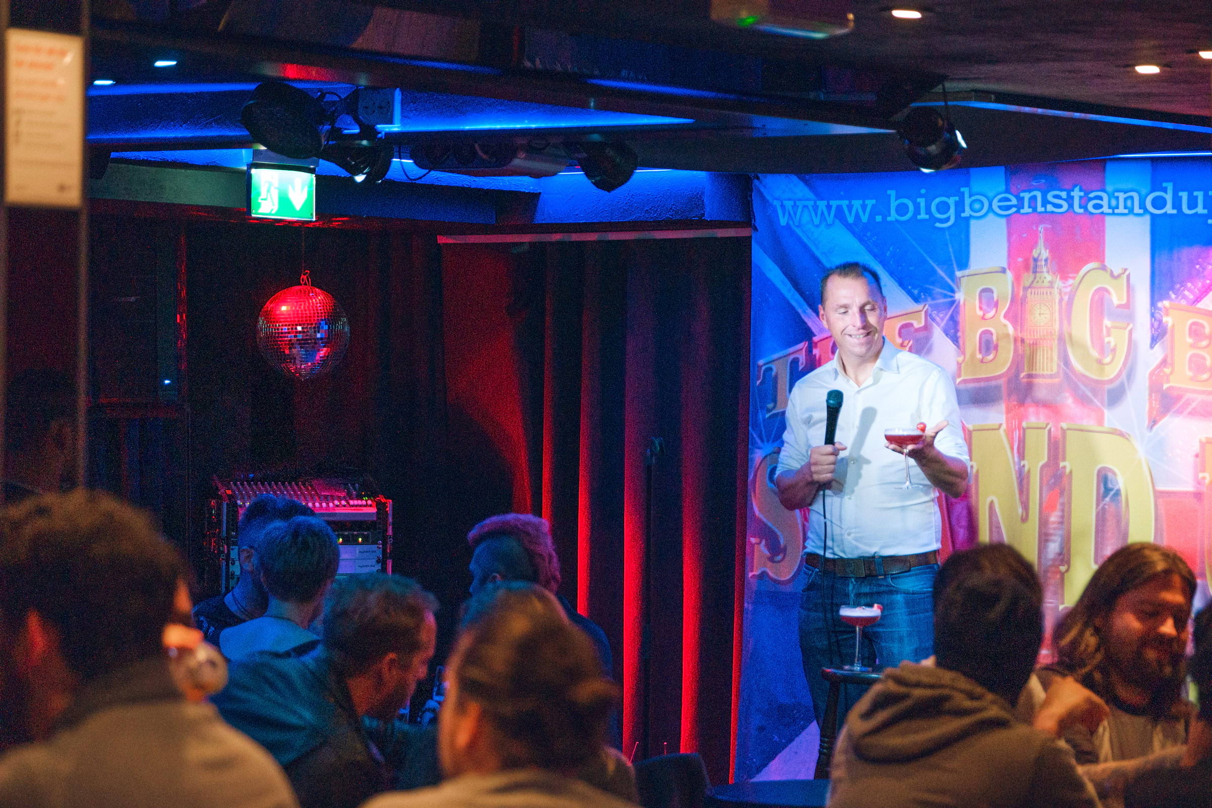 Komikern Ricky Gervais till Stockholm 2025 – Thatsup