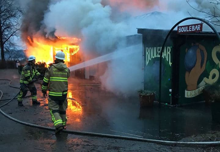 Boulebar Rålis förstört i brand