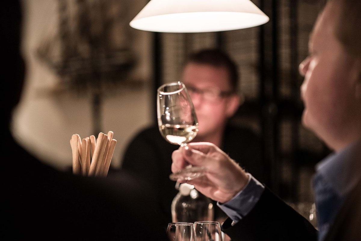 Guiden till vinprovningar i Stockholm – Svensexa