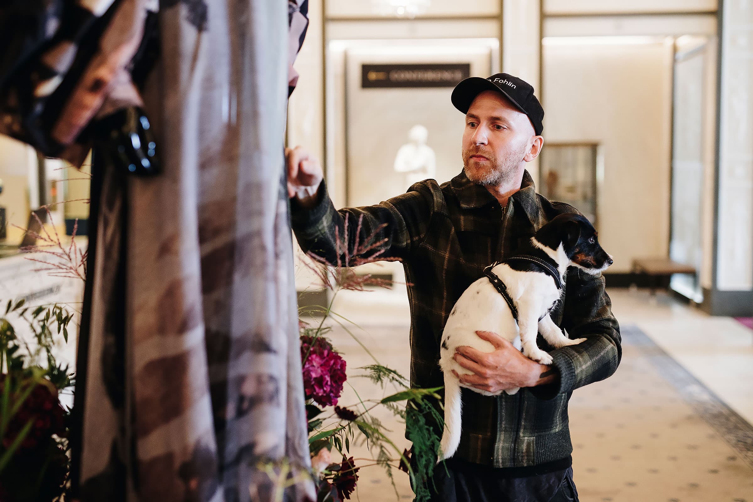 Designer intar lobbyn på Grand Hôtel under modeveckan
