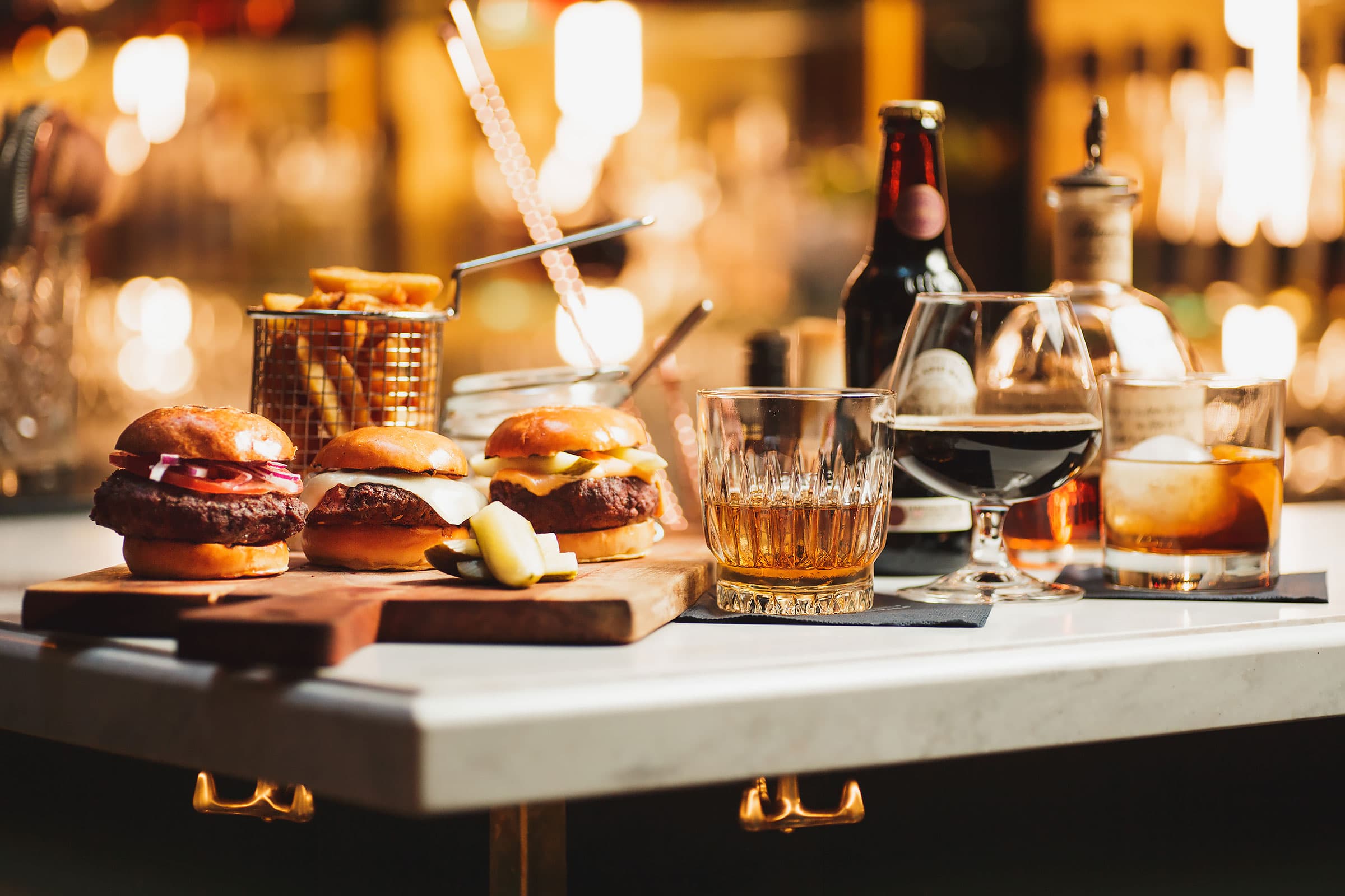 Hamburgare, drinkar och desserter livar upp i baren på Kung Carl