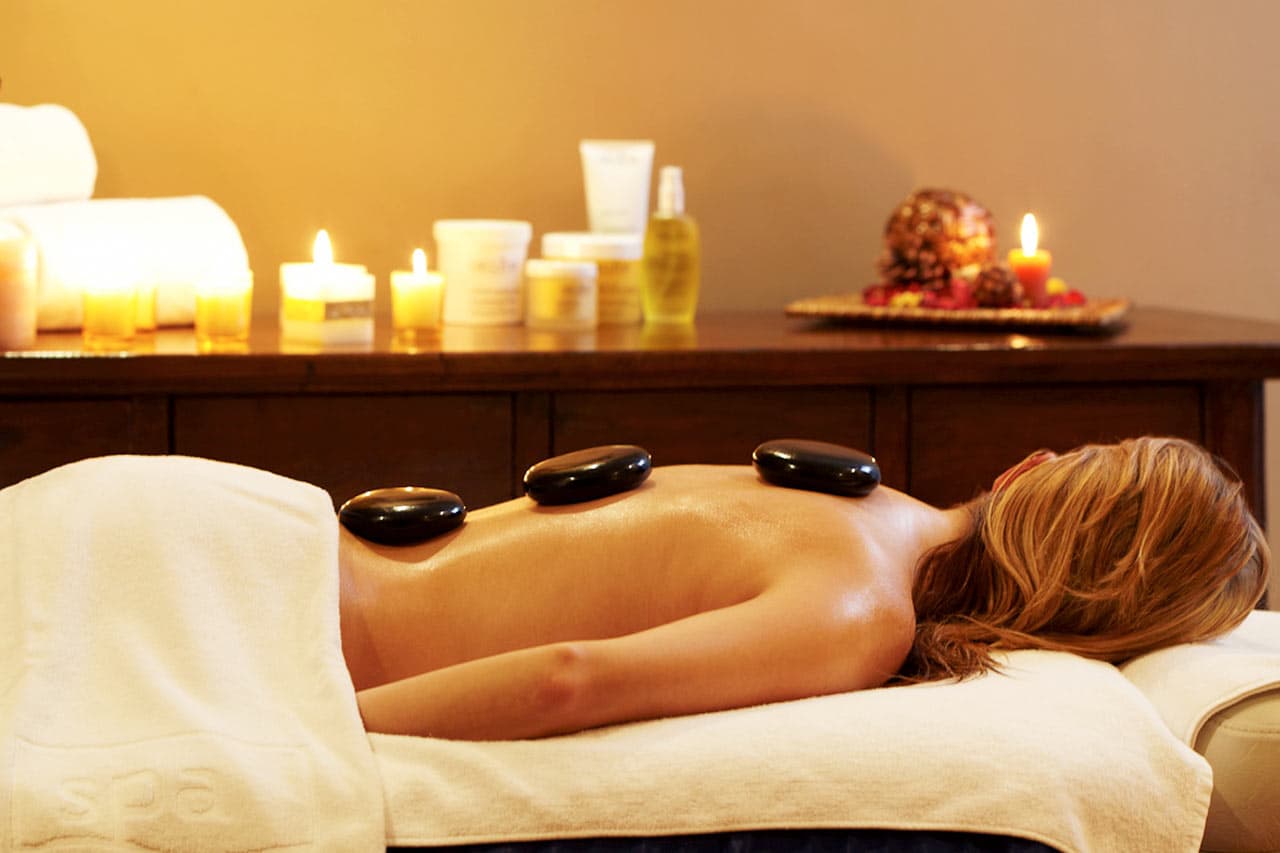 Lindra vinterstressen med massage och varma lavastenar