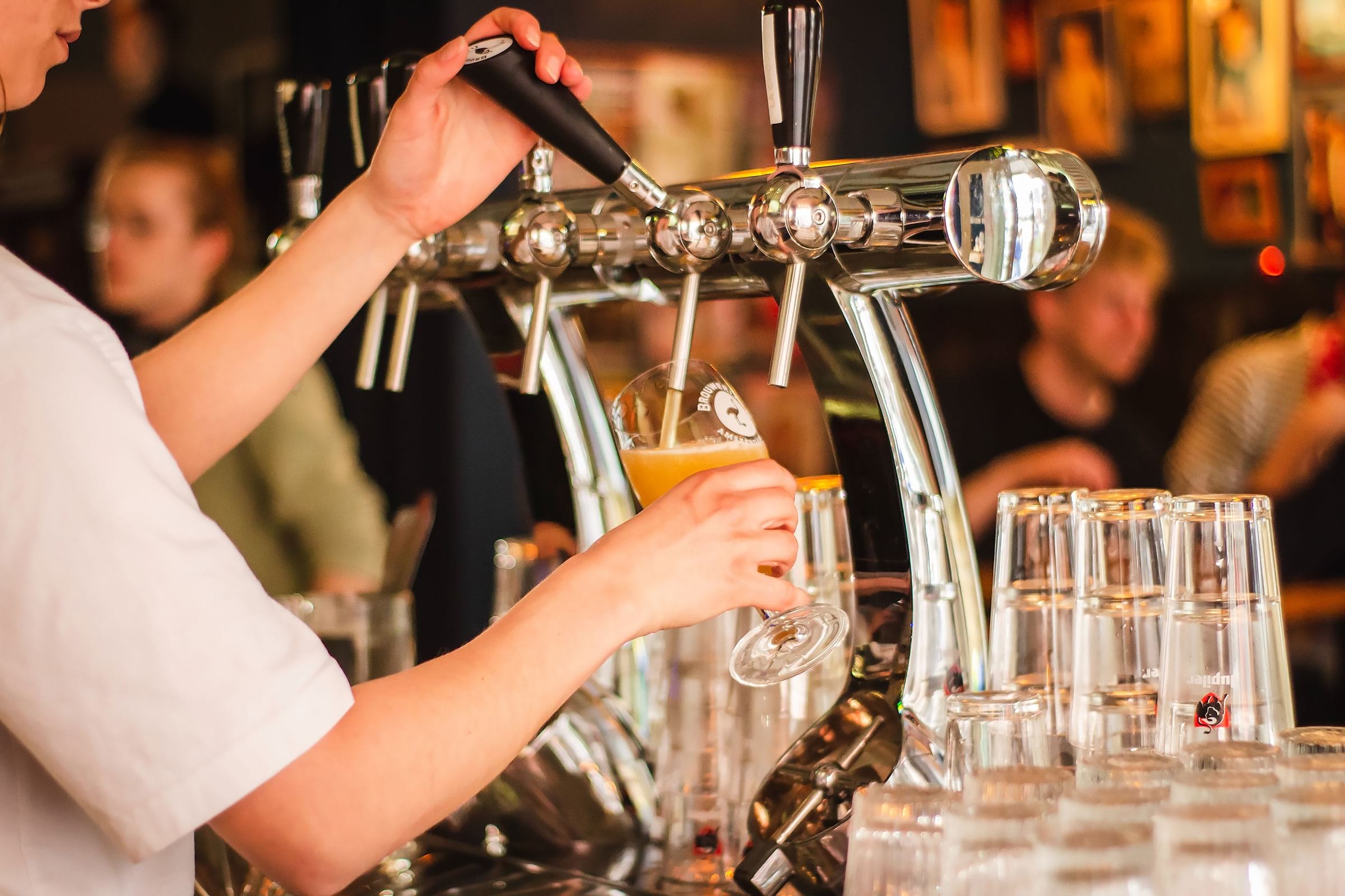 Så mycket kostar en öl i Stockholm – jämfört med andra städer