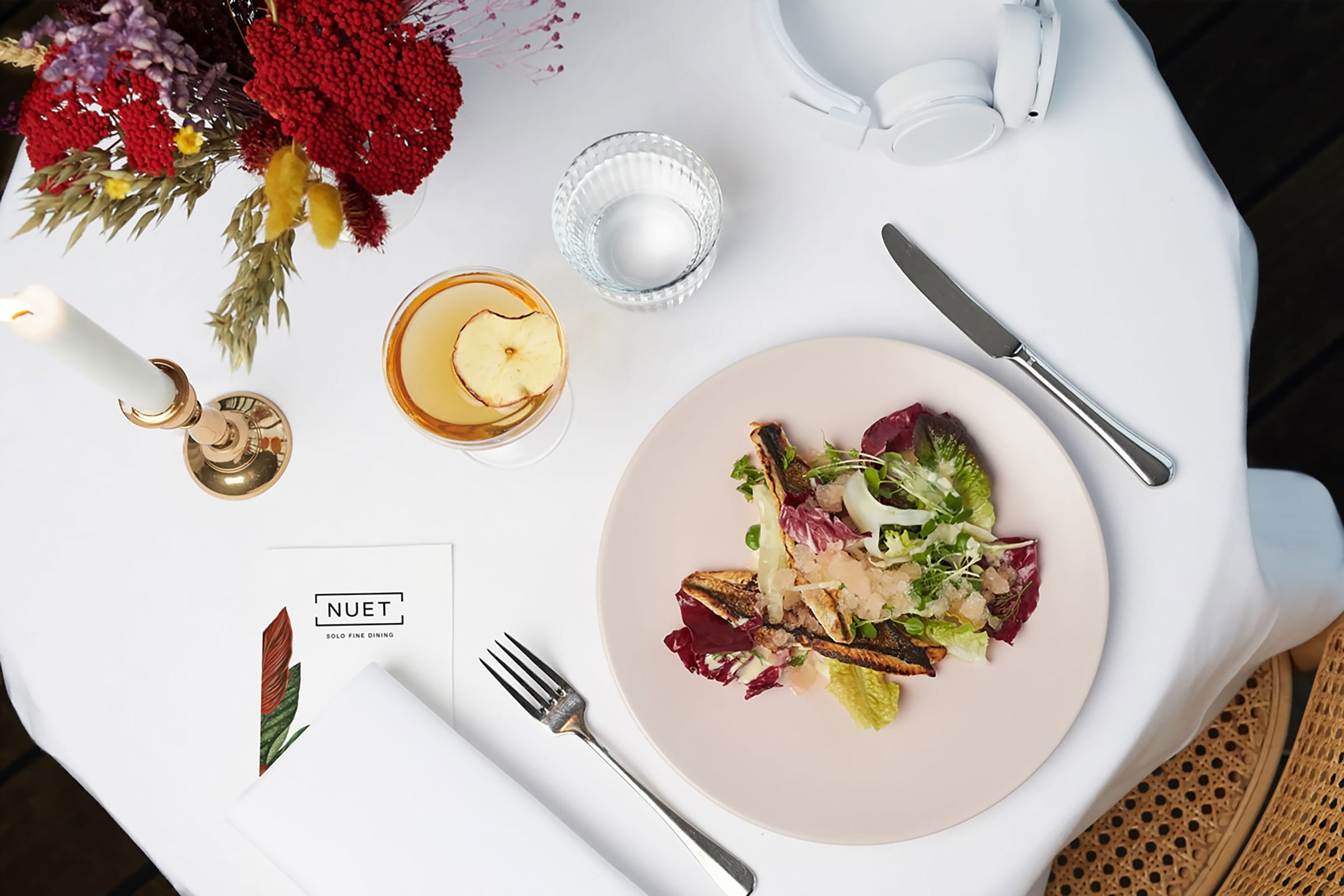 Vågar du dig på solo-dining? Nya trenden har nått Stockholm