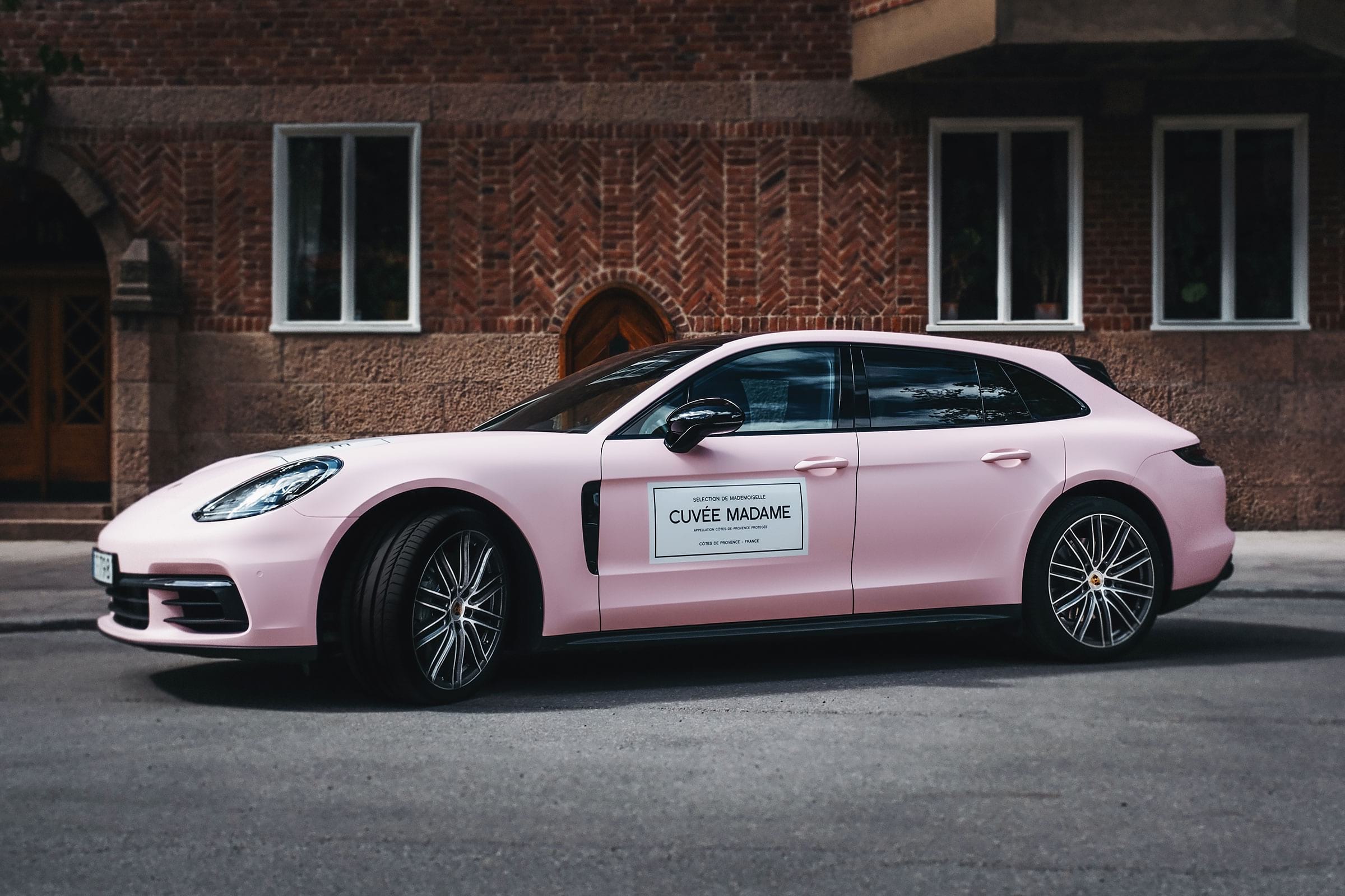 Hyr en rosa Porsche i sommar – med kylt vin och chaufför