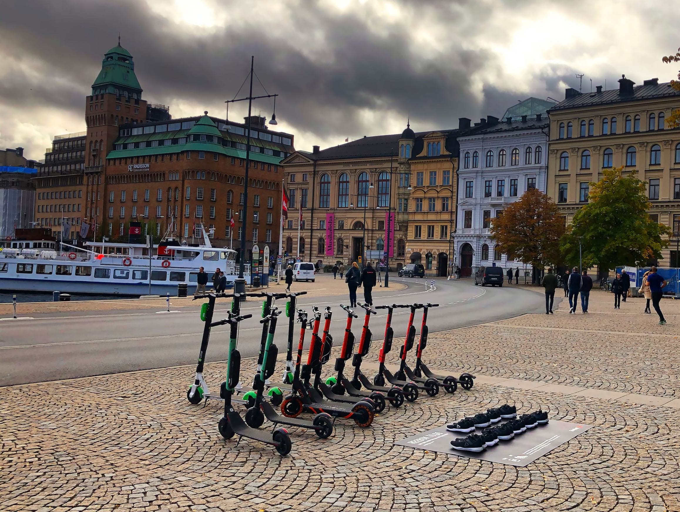 Löparskor ska utmana elsparkcyklar – placeras ut i Stockholm