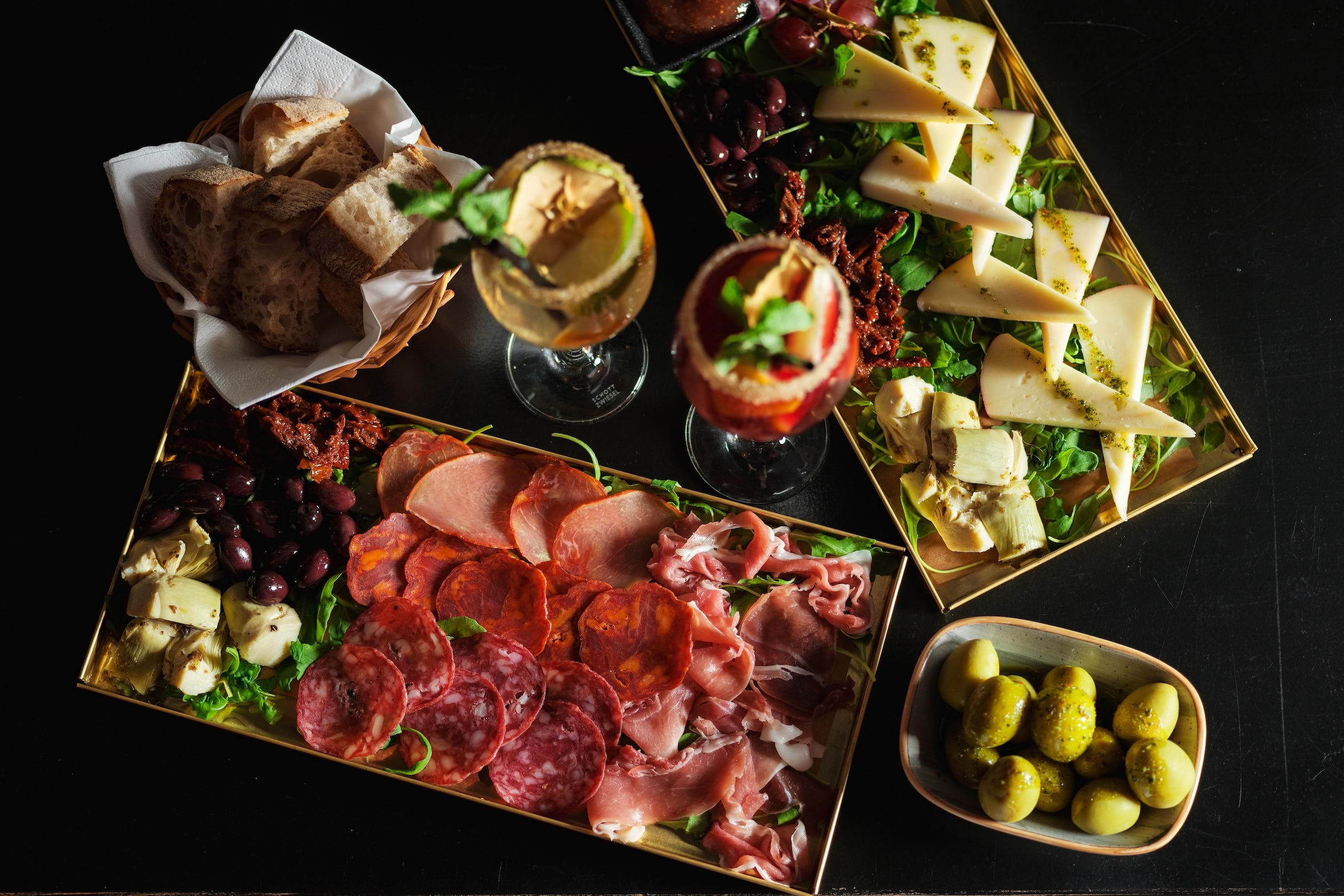 Ost, chark och oliver är klassiska tapas.