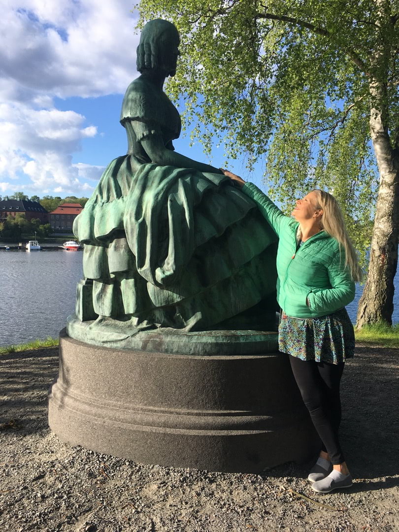 Bild: Charlotta Huldt, operasångerska vid Jenny Linds staty.