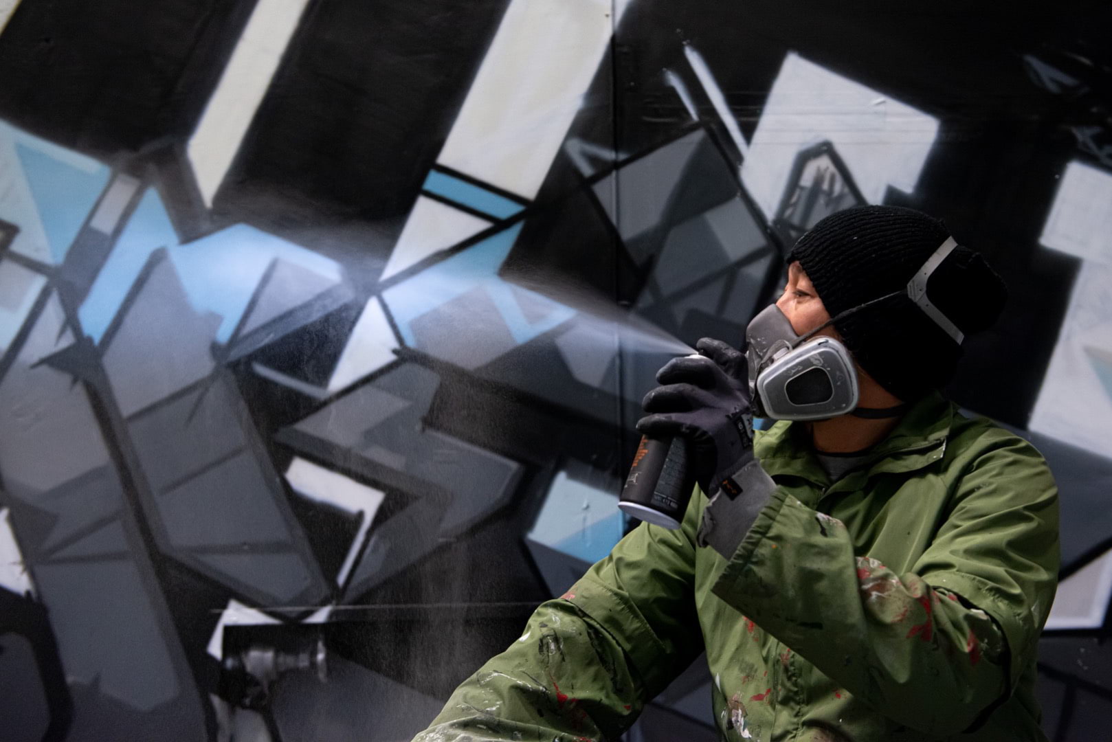 Graffitikonstnären DISEY skapar i ett mellanrum på Filmhuset - i regi av A house