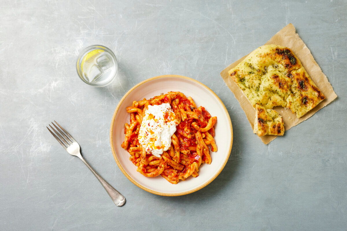 Vodka arrabbiata & garlic bread, photo: Pasta Dreams