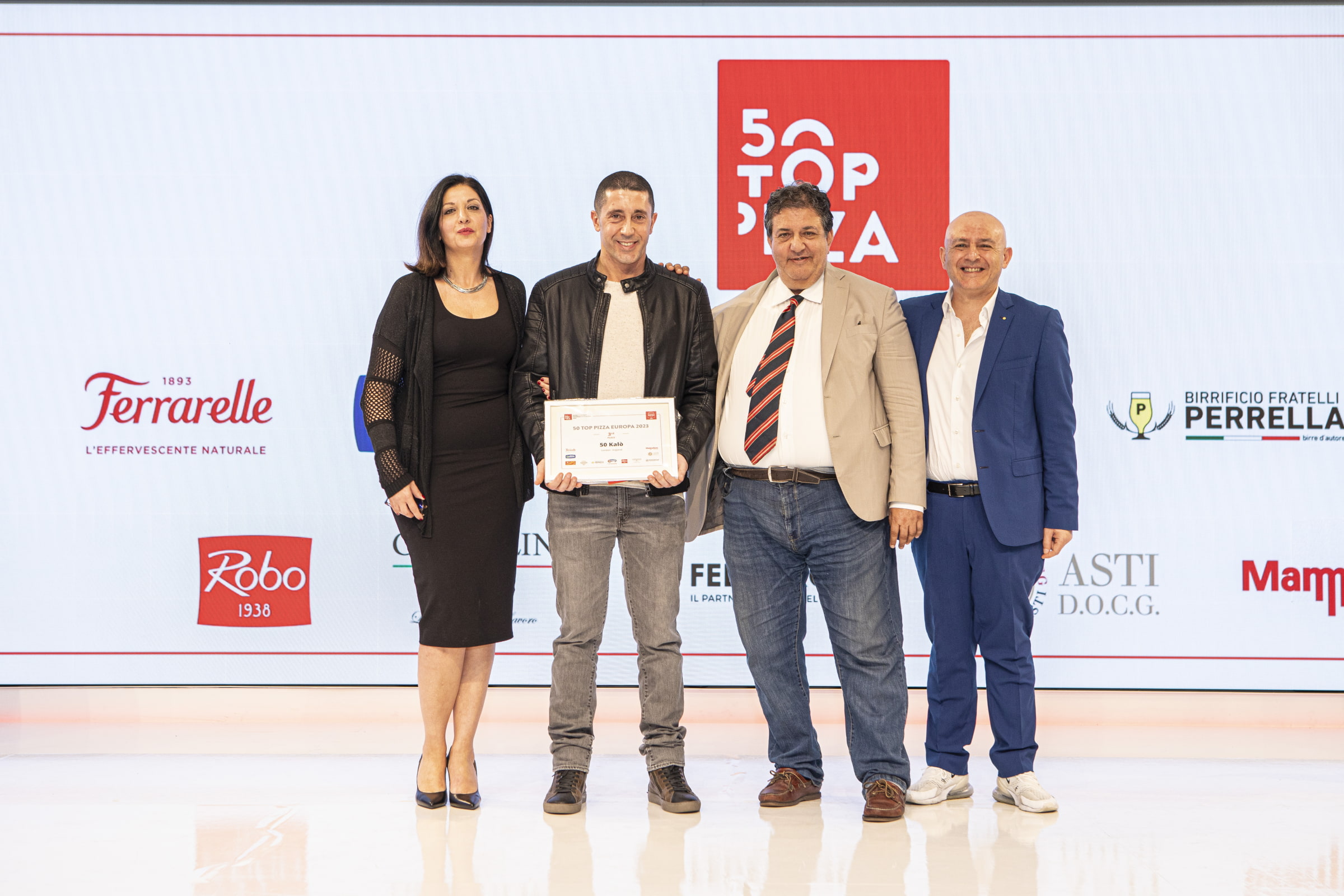 A smiling Ciro Salva accepting the award (photo: 50 Top Pizza)