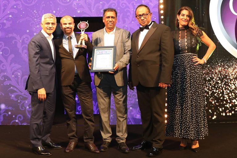 Sadiq Khan with the Babur team, credits: Asian Curry Awards