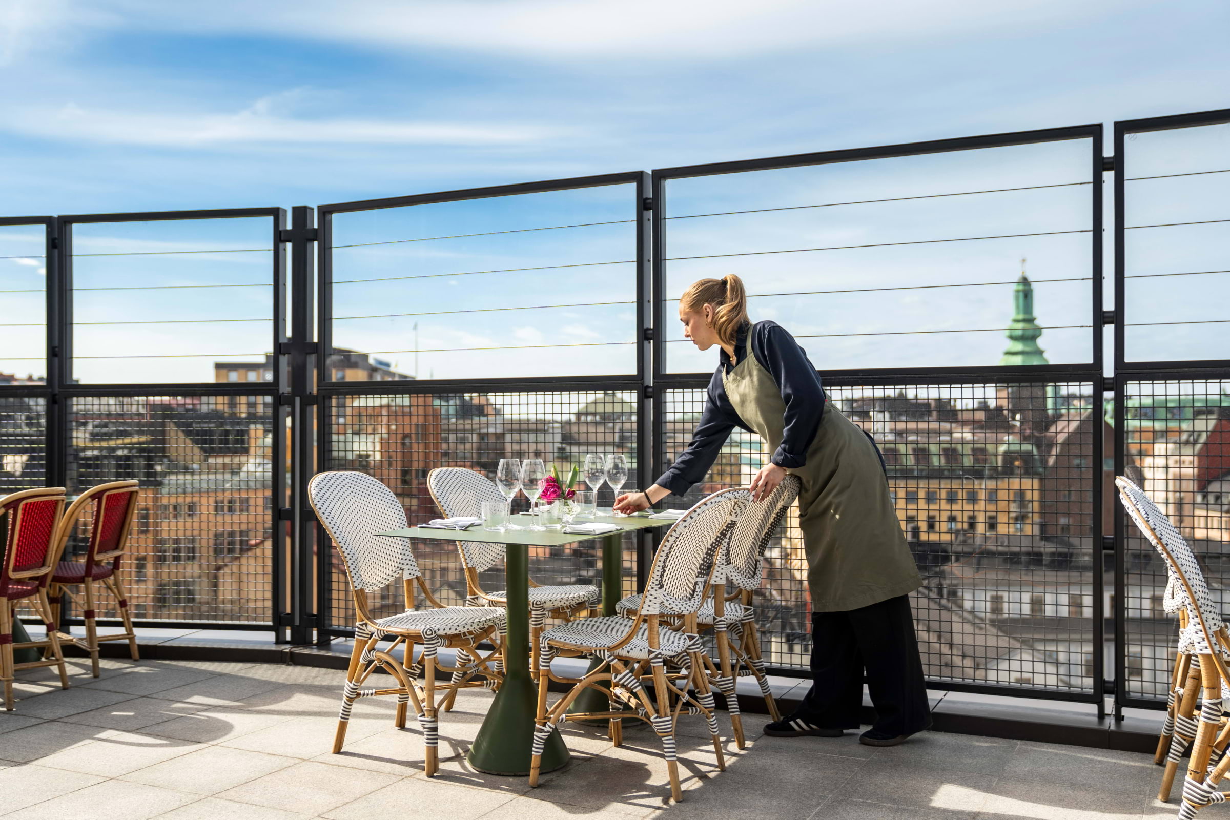 Tolv våningar upp bjuder Gondolens nya uteservering på utsikt över Stockholm. Foto: pressbild