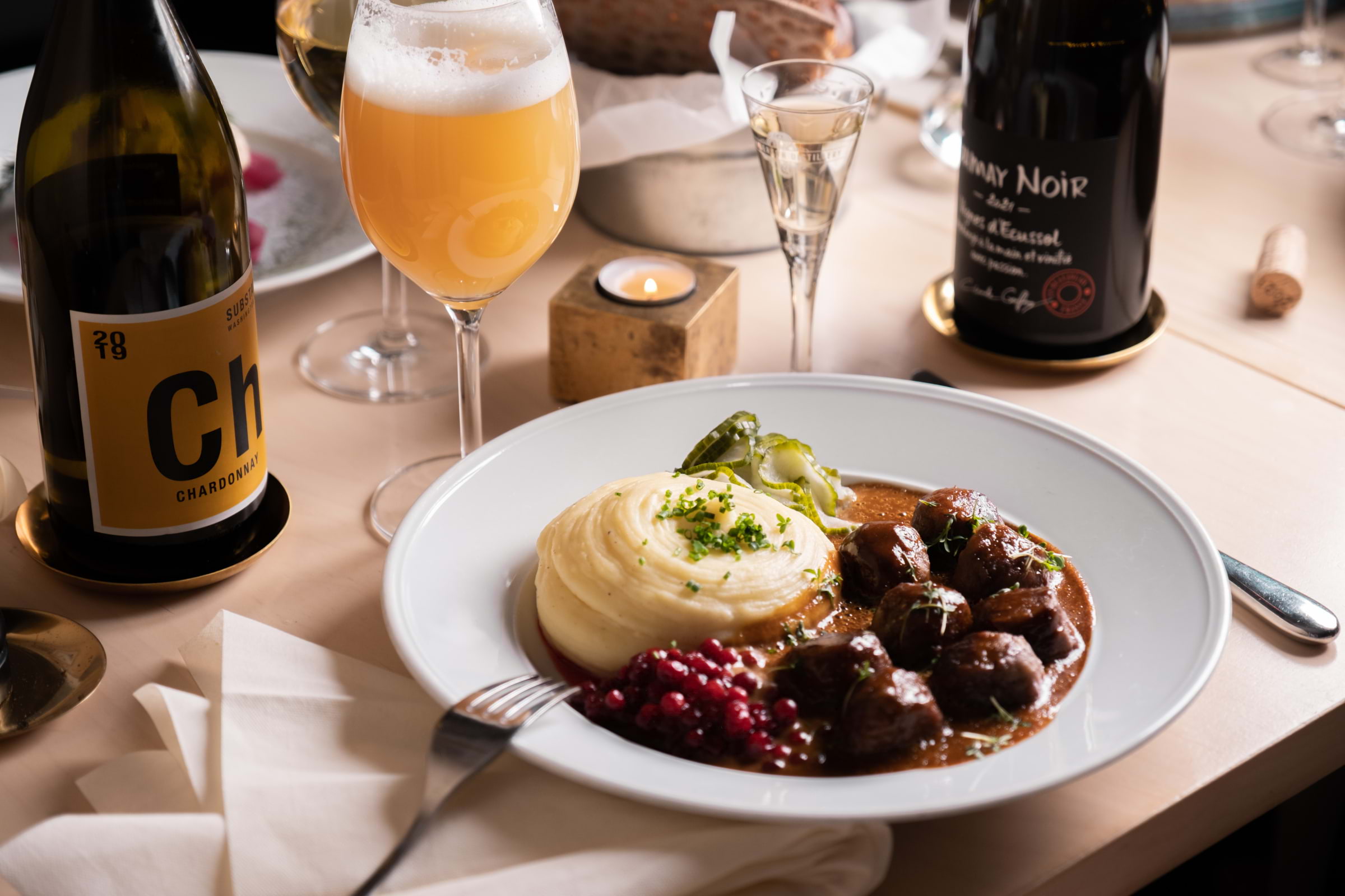 Köttbullar med potatispuré, lingon och gräddsås.