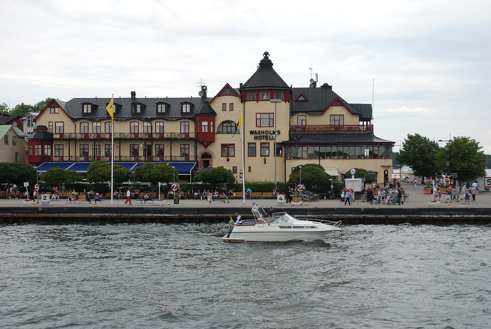 Efter att ha välkomnat skärgårdsresenärer i 122 år ansöker Waxholms Hotell nu om konkurs. Foto: Bengt Oberger.