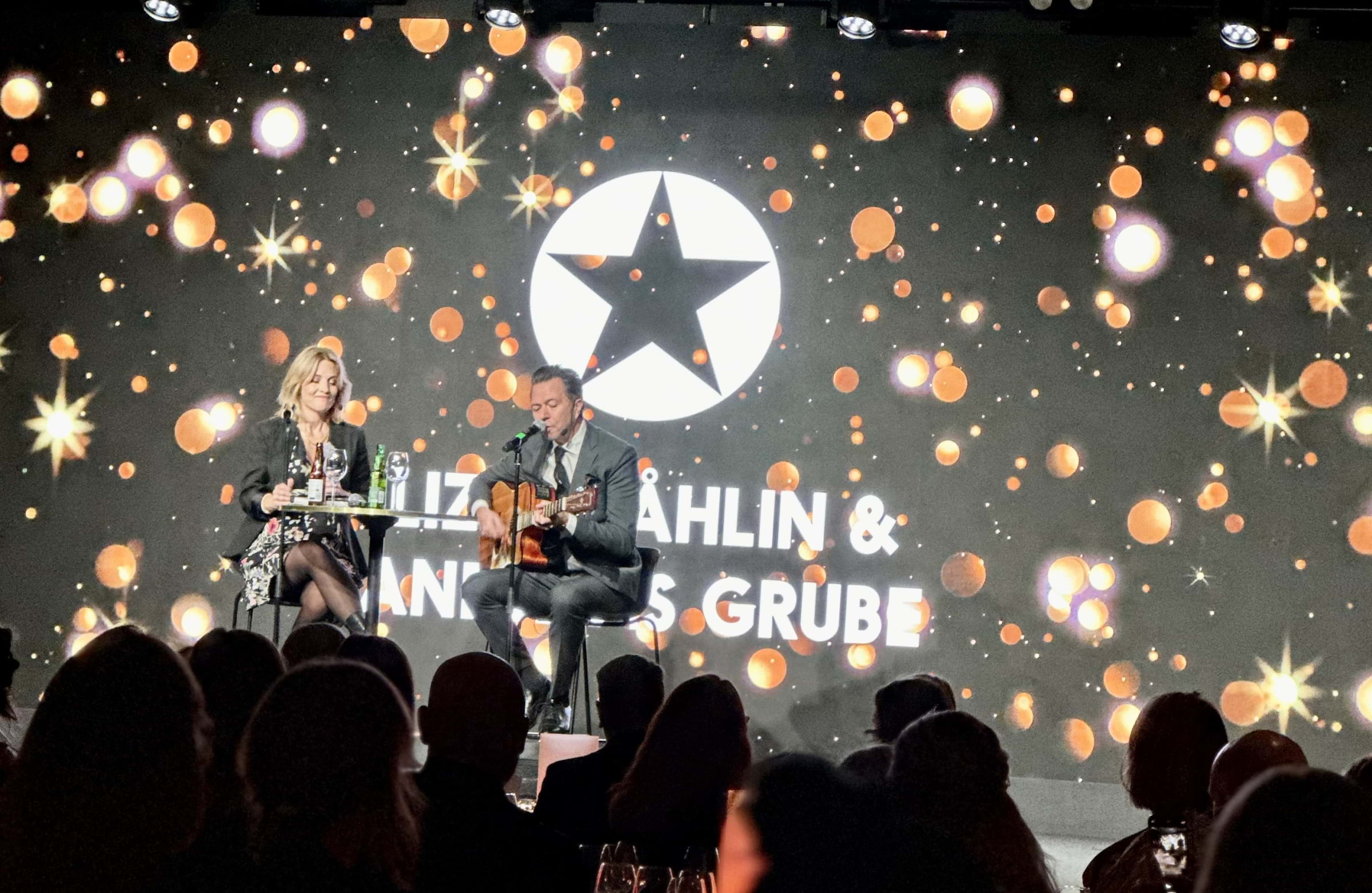 Liza Wåhlin och Andreas Grube välkomnade gästerna till Stellagalan 2024. Foto: Pressbild.