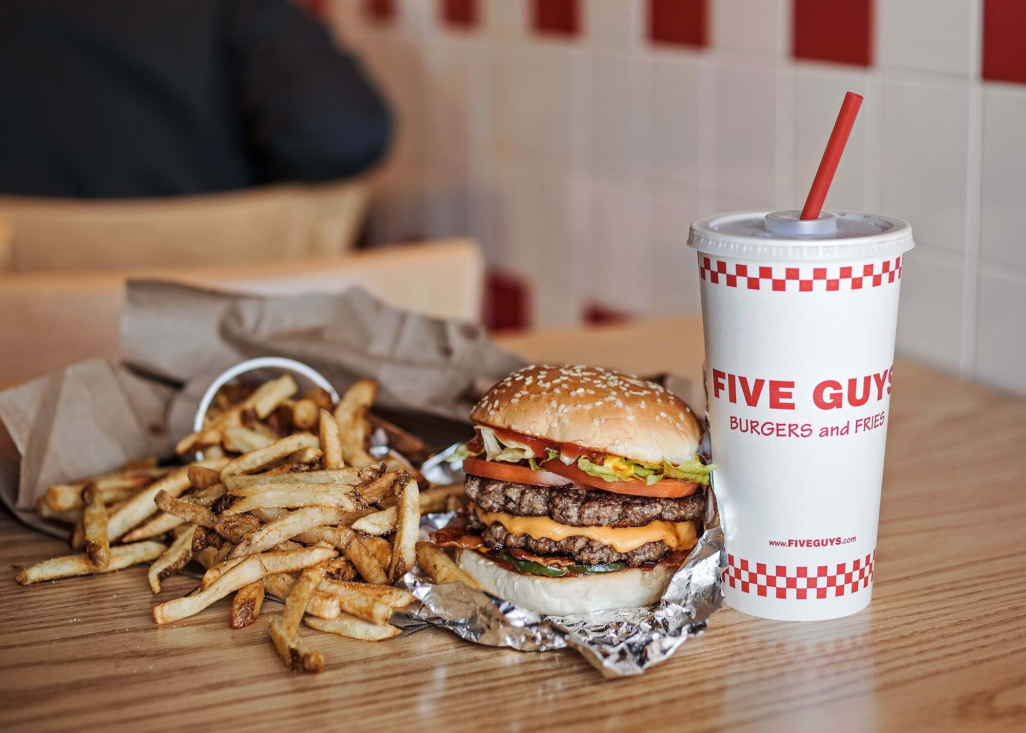 Vid årsskiftet öppnar nästa Five Guys i Stockholm. Foto: Press.