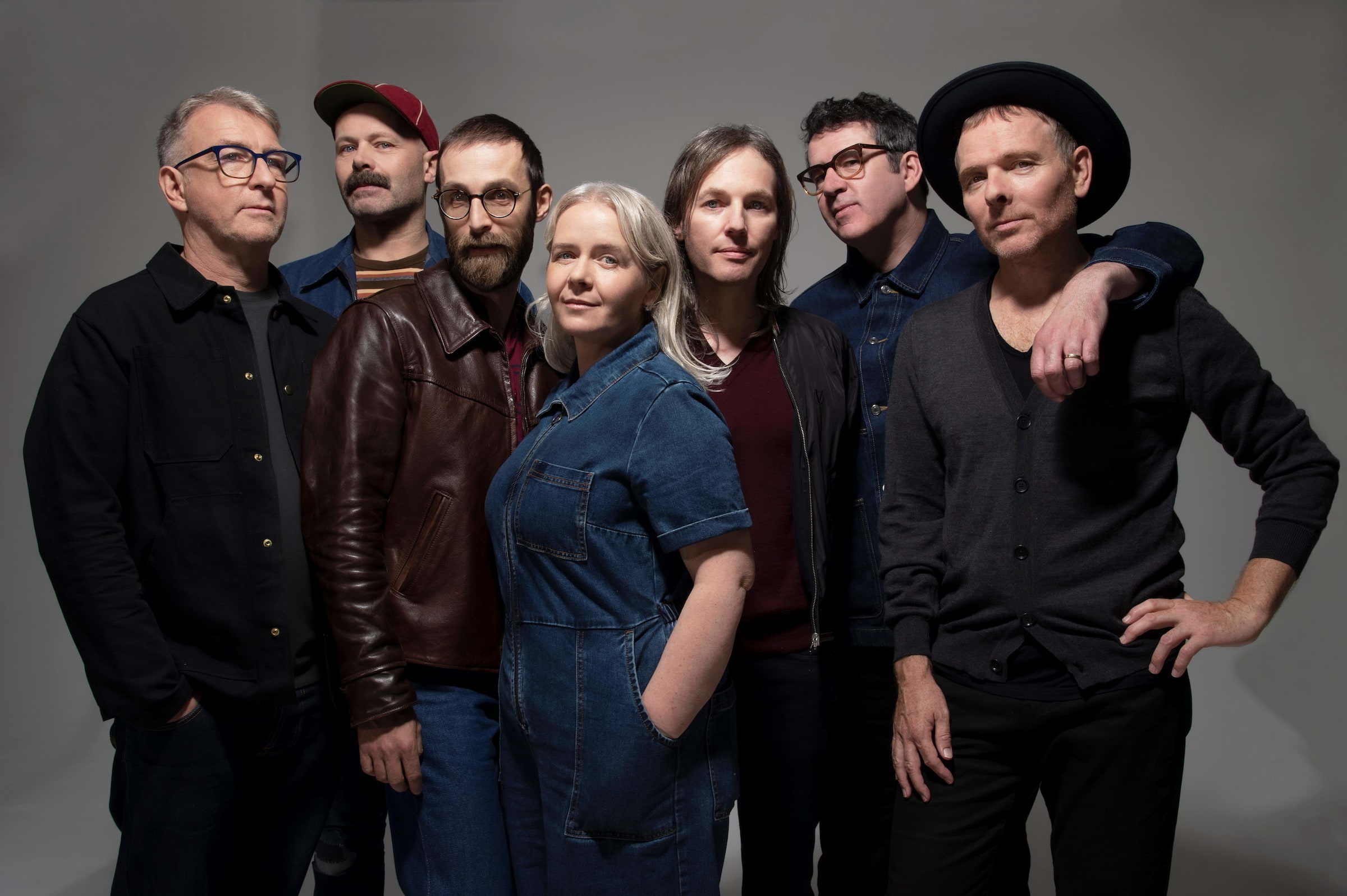 Belle & Sebastian spelar sina två första album när de besöker Stockholm. Foto: Press.