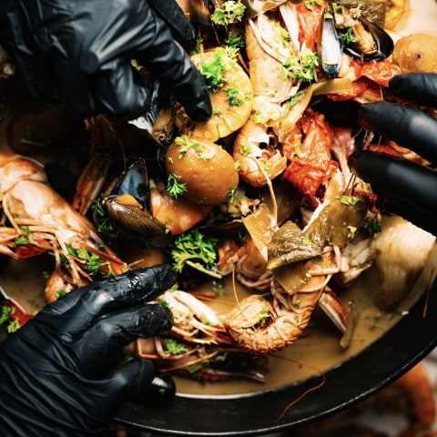 Här kan man äta seafood boil i Stockholm