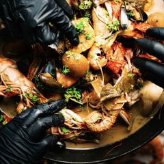 Här kan man äta seafood boil i Stockholm