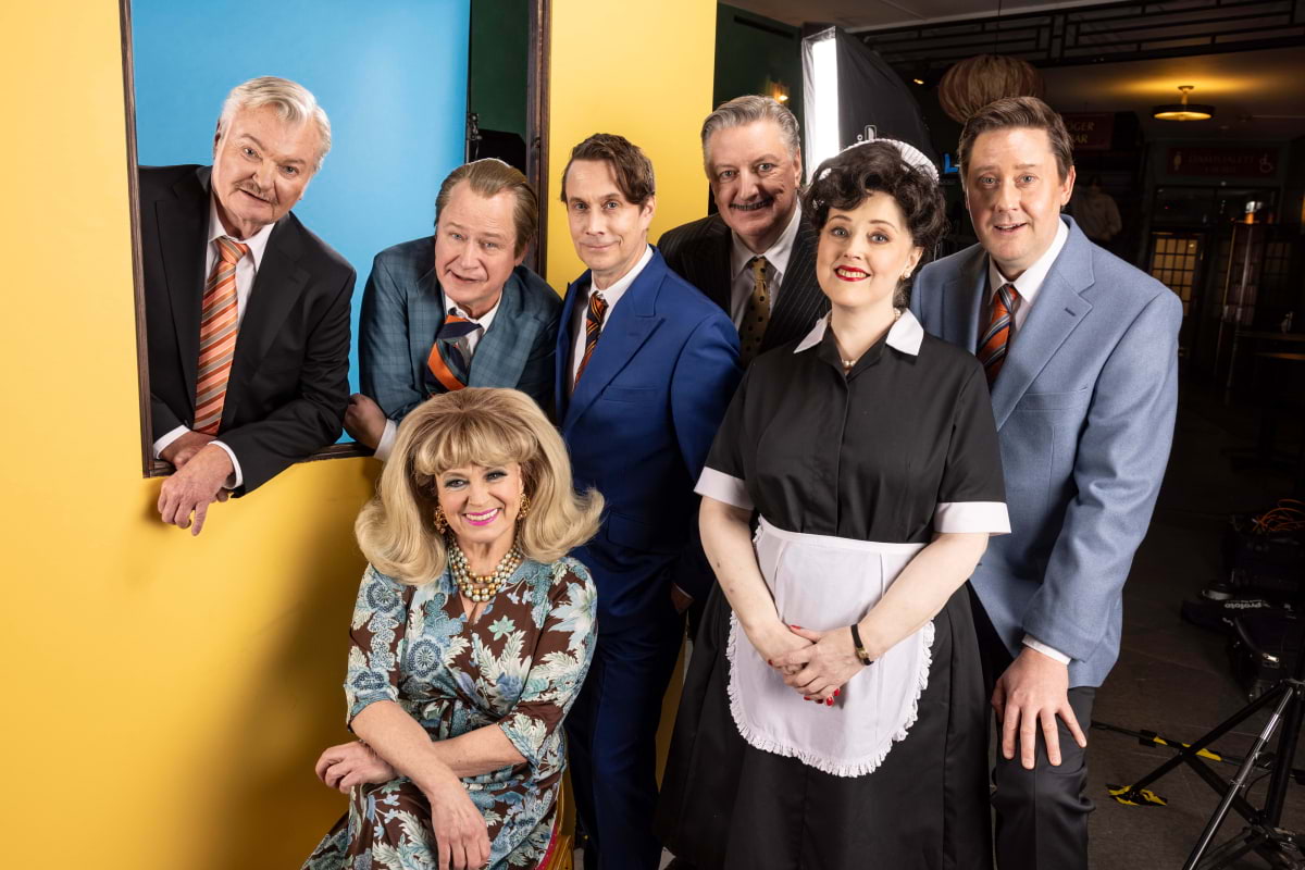 Triss i historiska humorgrupper i nya "Trassel" – Händer i helgen