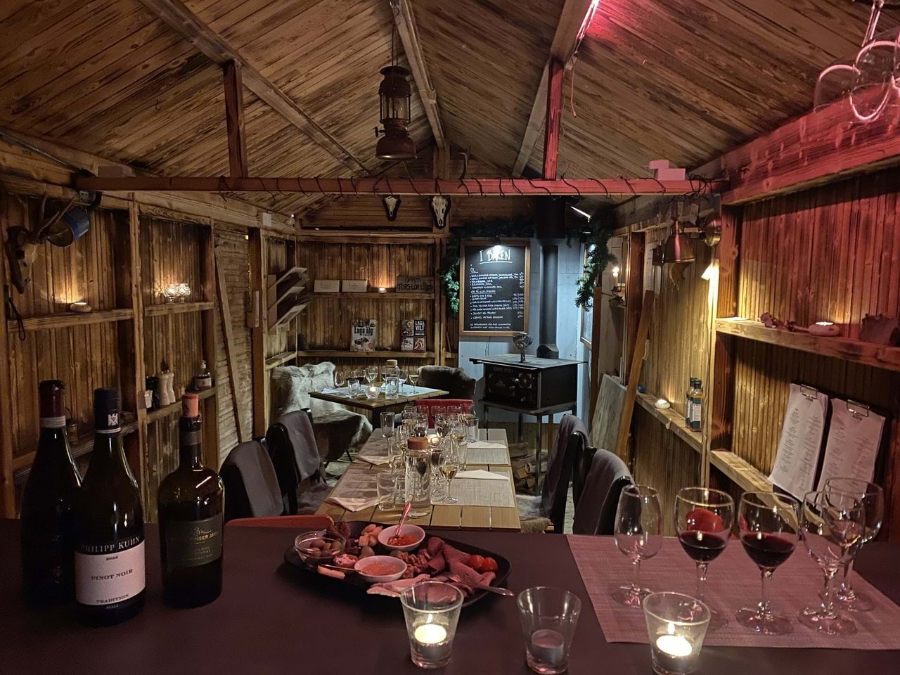 Bubbel och vilt i jaktstugan