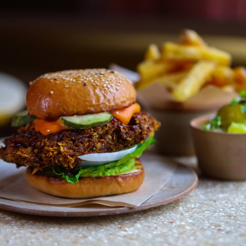 Burgerdudes lanserar kycklingburgare i samarbete med Pom Friterie