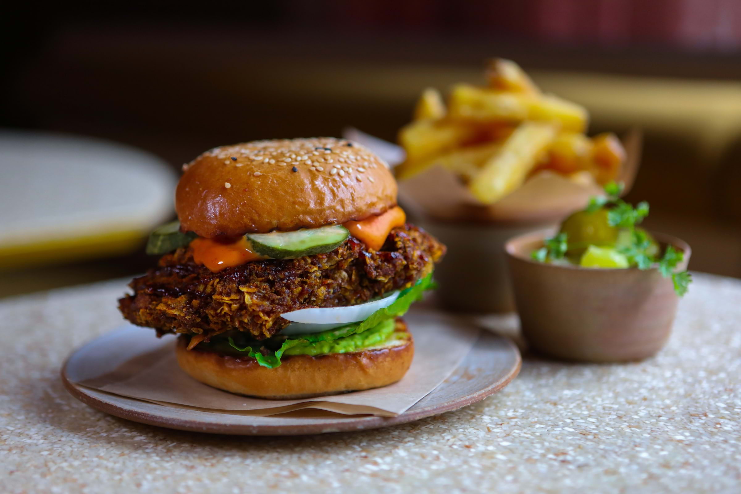 Burgerdudes lanserar kycklingburgare i samarbete med Pom Friterie