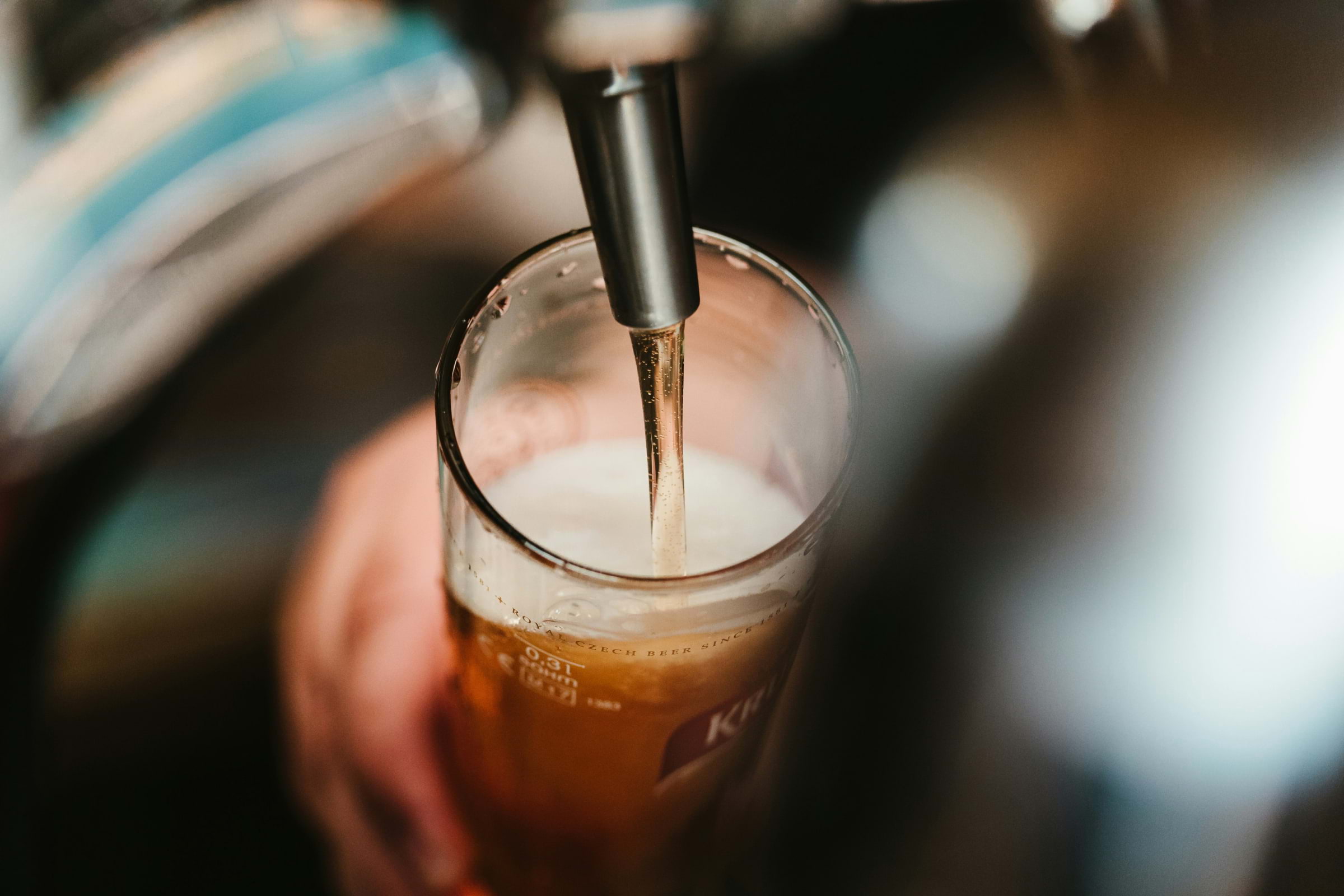 Regeringen öppnar för alkoholservering utan mat
