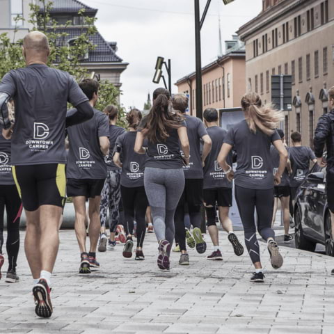 Spring och bada med Downtown Camper