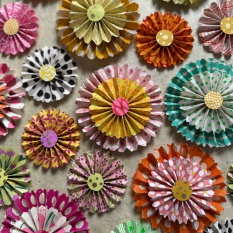 Vika v&aring;rblommor i papper &ndash; till p&aring;skris & v&aring;rkrans med Maria H&ouml;gberg (Gupp)