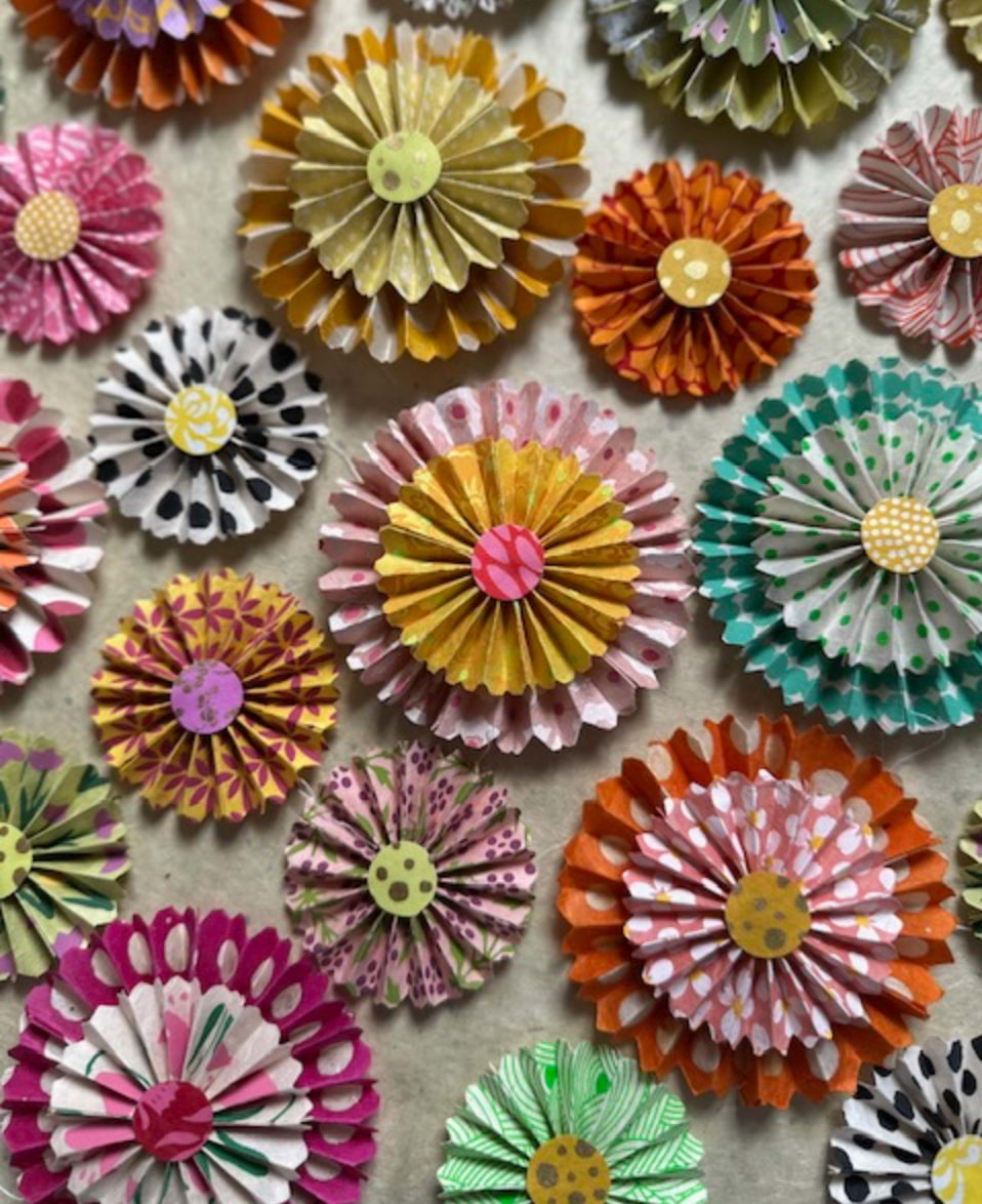 Vika vårblommor i papper – till påskris & vårkrans med Maria Högberg (Gupp)