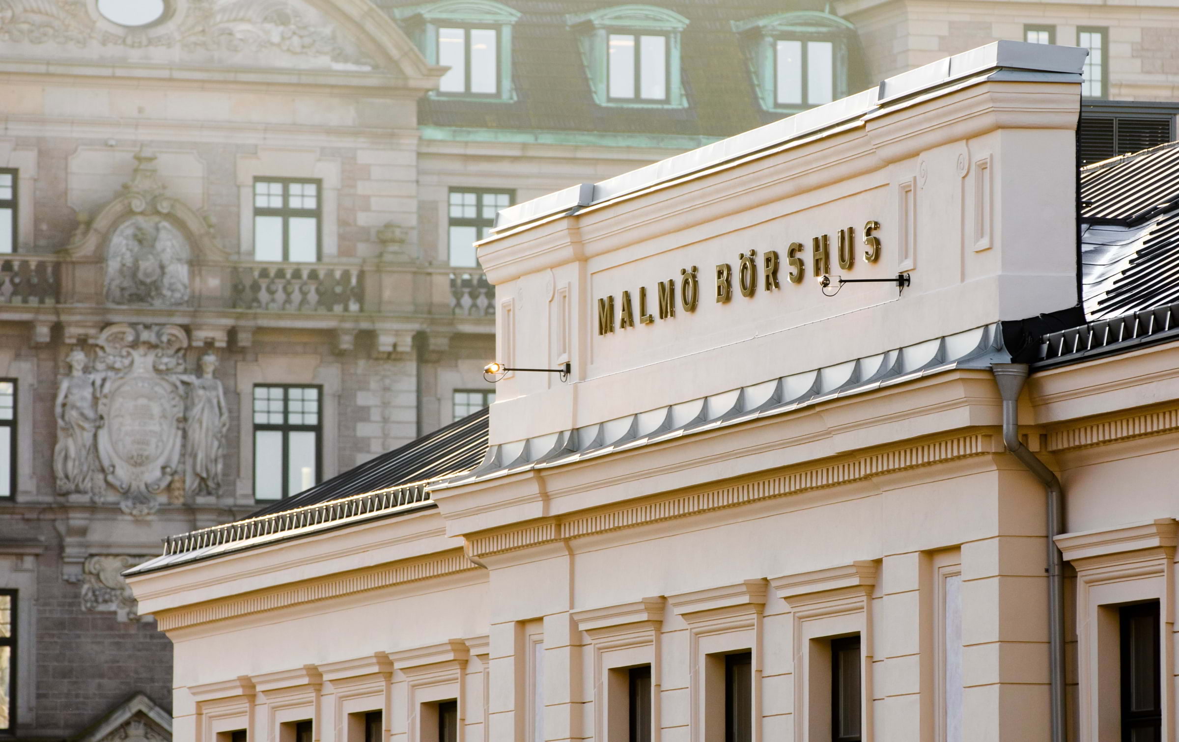 Como och Margaux &ouml;ppnar inne i B&ouml;rshuset. Foto: press.