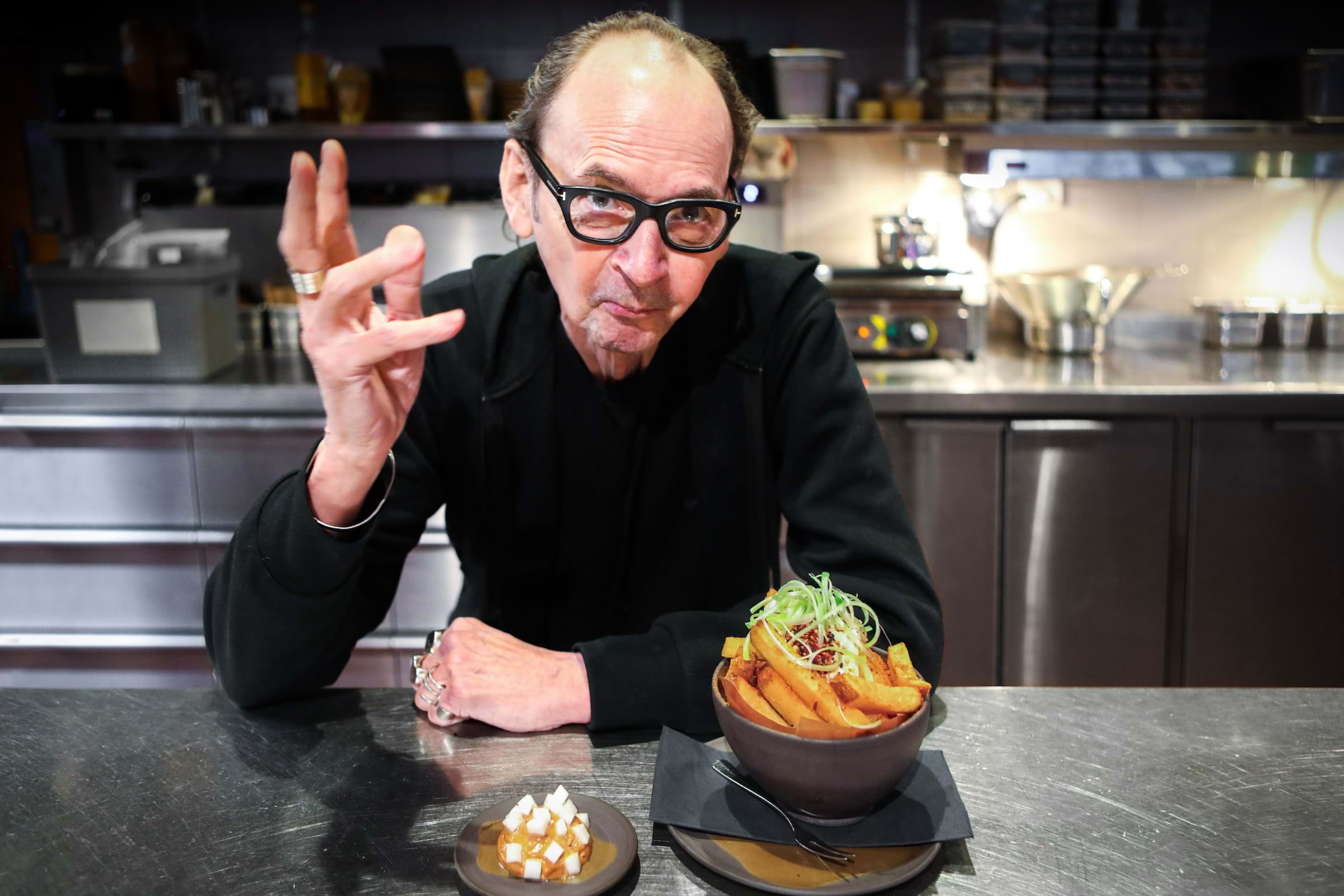 Erik Videgård skapar tillfällig meny på Pom Friterie