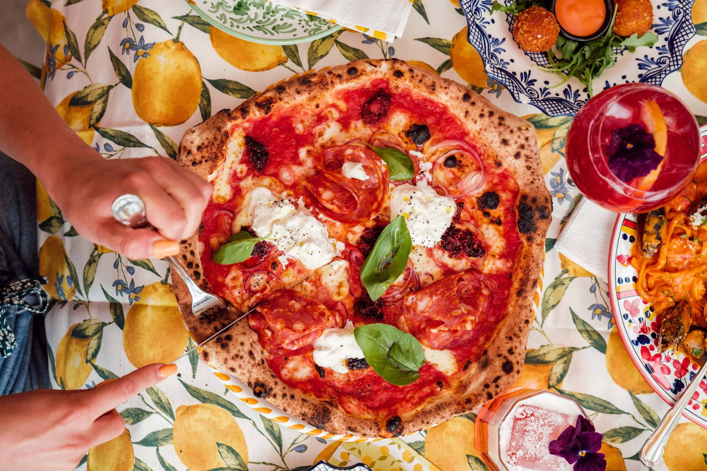 Basta har gjort sig k&auml;nda f&ouml;r sitt f&auml;rgglada koncept.