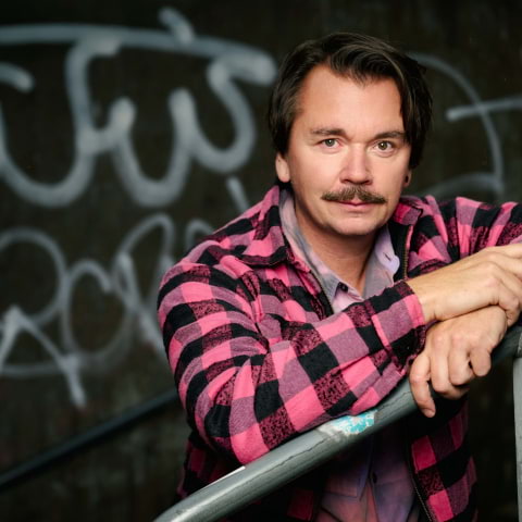 Emil Jensen spelar p&aring; Vintervikens Tr&auml;dg&aring;rd