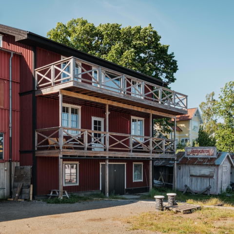 Varvet firar tio &aring;r med en sommar fylld av fest, ostron och musik
