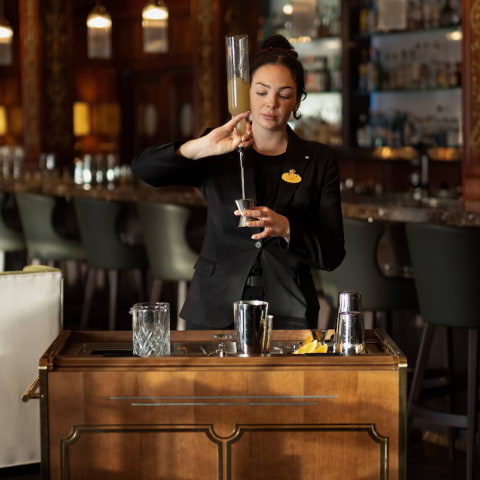 Trolley Tusedays p&aring; Cadierbaren &ndash; serverar drinkar fr&aring;n specialbyggd vagn