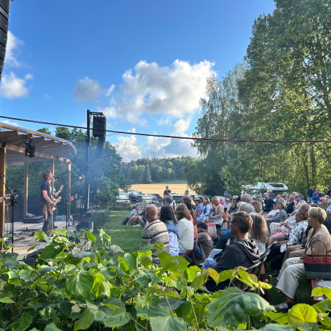 Tr&auml;dg&aring;rdslive p&aring; Eldtomta Caf&eacute;